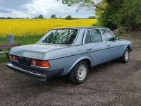 Gebraucht Mercedes 300 125 PS (91 kW) 1983 Blau Limousine