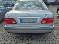 Gebraucht Mercedes E200 136 PS (100 kW) 1998 Silber Limousine