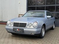 Gebraucht Mercedes E220 Elegance 125 PS (91 kW) 1999 Blau Limousine