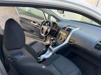 Gebraucht Toyota Auris 99 PS (72 kW) 2012 Weiß Kleinwagen