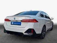 Neu BMW 520 Performance 197 PS (144 kW) 2025 Mineralweiß metallic Limousine