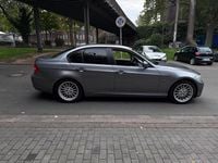 Gebraucht BMW 318 143 PS (105 kW) 2010 Grau Limousine