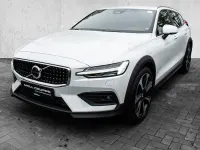 Gebraucht Volvo V60 CC Plus 197 PS (144 kW) 2024 Crystal white pearl / metallic Kombi