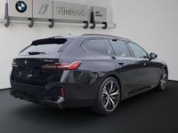 Neu BMW 550e M Sport 489 PS (359 kW) 2025 Saphirschwarz metallic Kombi