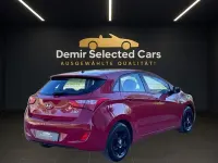 Gebraucht Hyundai i30 99 PS (72 kW) 2015 Rot (cool red) Limousine