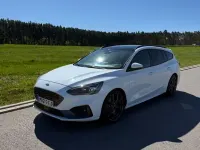Używany Ford Focus ST 280 KM (205 kW) 2019 Biały Sedan/Limuzyna