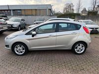 Gebraucht Ford Fiesta Celebration 101 PS (74 kW) 2017 Moondust silver (metallic) Limousine