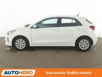 Używany Kia Rio Attract 84 KM (61 kW) 2018 Biały Sedan/Limuzyna