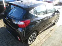 Gebraucht Hyundai i10 Trend 63 PS (46 kW) 2024 Schwarz Kleinwagen