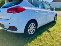 Gebraucht Kia Ceed Attract 99 PS (72 kW) 2014 (wd) carraraweiss Kleinwagen