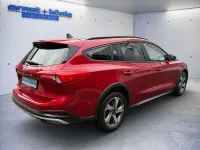 Gebraucht Ford Focus 125 PS (91 kW) 2022 Fantasticrot metallic Kombi