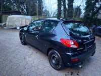 Gebraucht Peugeot 206+ 60 PS (44 kW) 2012 Schwarz Kleinwagen