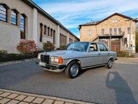 Używany Mercedes E230 136 KM (100 kW) 1982 Srebrny Sedan/Limuzyna