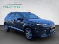 Neu Hyundai Kona Prime 170 PS (125 kW) 2025 Ecotronic grey metallic SUV