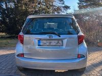 Gebraucht Toyota Verso-S 90 PS (66 kW) 2013 Silber Van / Kleinbus