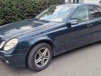Usata Mercedes E220 150 CV (110 kW) 2002 Blu Berlina