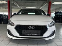 Gebraucht Hyundai i30 Passion 99 PS (72 kW) 2018 Weiß Limousine
