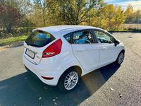 Gebraucht Ford Fiesta Titanium 95 PS (69 kW) 2012 Weiß Limousine