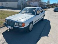 Gebraucht Mercedes E230 136 PS (100 kW) 1986 Weiß Limousine