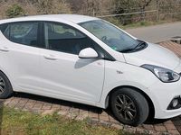 Gebraucht Hyundai i10 67 PS (49 kW) 2015 Weiß Kleinwagen