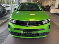 Gebraucht Opel Mokka Elegance 101 PS (74 kW) 2024 Lackierung matcha green/typ au SUV