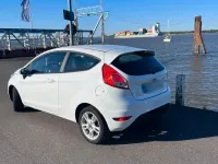 Gebraucht Ford Fiesta 60 PS (44 kW) 2015 Weiß Kleinwagen