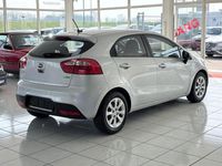 Gebraucht Kia Rio Edition 7 109 PS (80 kW) 2015 Silber Limousine
