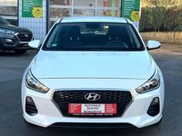 Gebraucht Hyundai i30 Pure 101 PS (74 kW) 2017 Weiß Limousine