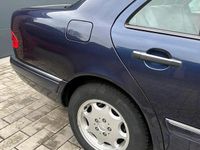Gebraucht Mercedes E240 170 PS (125 kW) 1999 Blau Limousine