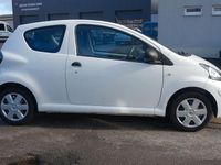 Gebraucht Toyota Aygo 68 PS (50 kW) 2010 Weiß Kleinwagen
