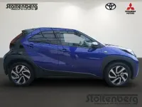 Neu Toyota Aygo X 72 PS (52 kW) 2025 Juniper blue / night sky black (blau) SUV