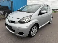 Gebraucht Toyota Aygo 68 PS (50 kW) 2010 Silber Kleinwagen