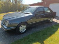 Gebraucht Mercedes E240 170 PS (125 kW) 1997 Blau Limousine