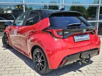 Gebraucht Toyota Yaris Basis 116 PS (85 kW) 2022 Karminarot metallic, dach schwarz Kleinwagen