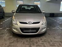 Gebraucht Hyundai i20 Edition 77 PS (56 kW) 2010 Silber Kleinwagen