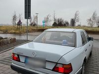 Second-hand Mercedes E230 131 CP (96 kW) 1991 Berlinǎ