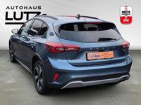 Gebraucht Ford Focus Active X 125 PS (91 kW) 2022 Chromablau metallic Limousine