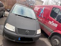 Second-hand VW Sharan 110 CP (80 kW) 2003 Negru Monovolum