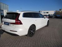Gebraucht Volvo V60 Core 163 PS (119 kW) 2024 Crystal white pearl Kombi