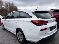 Gebraucht Hyundai i30 Select 110 PS (80 kW) 2017 Polar white / sol Kombi