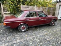 Gebraucht Mercedes E230 136 PS (100 kW) 1983 Rot Limousine