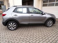 Neu Kia Stonic Vision 101 PS (74 kW) 2026 (m7g) astrograu met. SUV