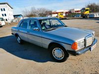 Gebraucht Mercedes 200 95 PS (69 kW) 1982 Silber Limousine