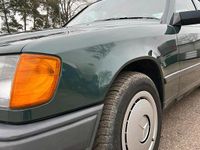 Gebraucht Mercedes E230 132 PS (97 kW) 1988 Grün Limousine