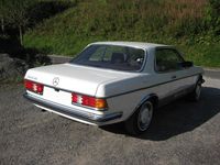 Gebraucht Mercedes 230 136 PS (100 kW) 1982 Weiß Coupé