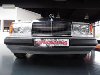 Gebraucht Mercedes E230 132 PS (97 kW) 1989 Silber Limousine