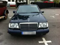 Używany Mercedes E420 279 KM (205 kW) 1994 Niebieski Sedan/Limuzyna