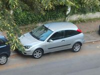 Usado Ford Focus Ambiente 102 CV (75 kW) 2002 Plateado Berlina