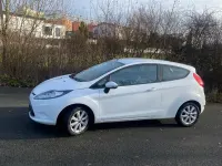 Gebraucht Ford Fiesta 70 PS (51 kW) 2011 Weiß Kleinwagen