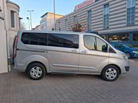 Gebraucht Ford Tourneo Titanium 170 PS (125 kW) 2017 Silber Van / Kleinbus